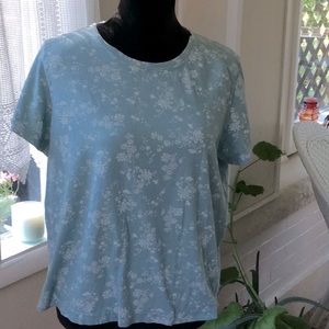 Lovely, delicate white floral on powder blue tee🦋